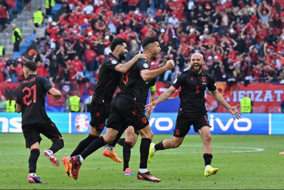 九州娱乐官方网站登录入口（九州娱乐体育、真人、游戏）-包含英勇斗志！欧洲预选赛激励球队团结拼搏的词条